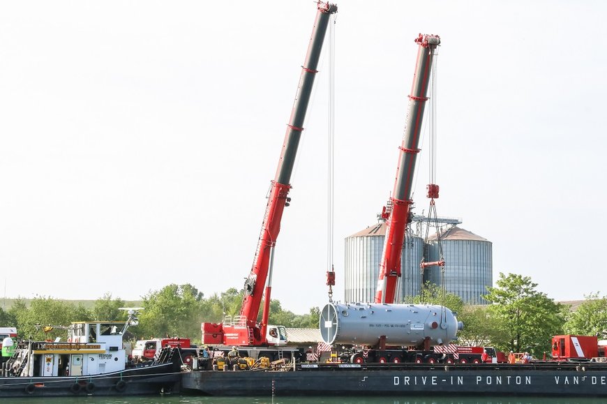 Demag AC 500-2 and Tadano ATF 400G-6 lift vessel in tandem lift